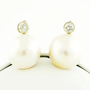 Pareja de Pendientes en Oro con Diamantes Naturales talla Brillante de 0,25 ct. cada uno y Perlas Naturales.