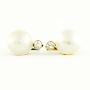 Pareja de Pendientes en Oro con Diamantes Naturales talla Brillante de 0,25 ct. cada uno y Perlas Naturales.