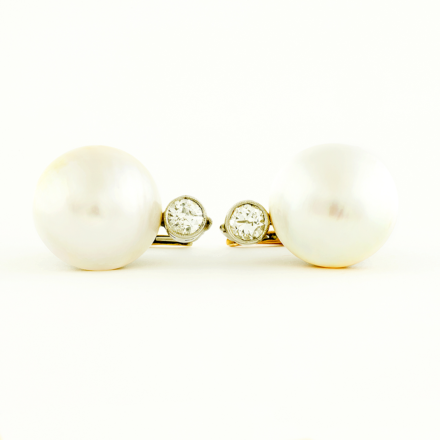 Pareja de Pendientes en Oro con Diamantes Naturales talla Brillante de 0,25 ct. cada uno y Perlas Naturales. Pareja de Pendientes en Oro con Diamantes Naturales talla Brillante de 0,25 ct. cada uno y Perlas Naturales.