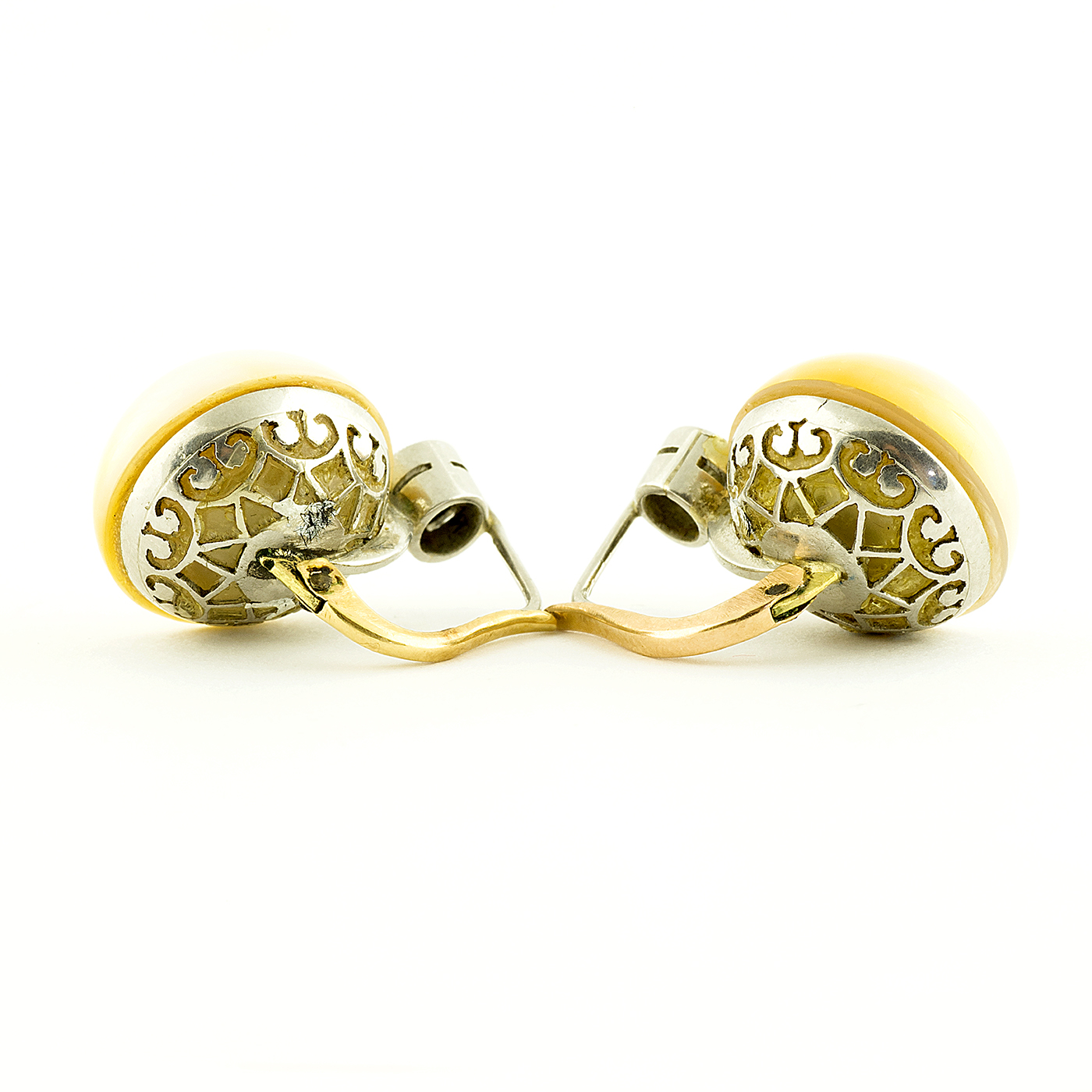 Pareja de Pendientes en Oro con Diamantes Naturales talla Brillante de 0,25 ct. cada uno y Perlas Naturales. Pareja de Pendientes en Oro con Diamantes Naturales talla Brillante de 0,25 ct. cada uno y Perlas Naturales.