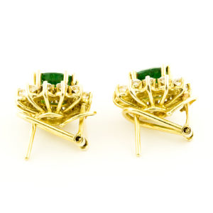 Pareja de pendientes en oro con Esmeraldas talla Oval de 2,36 ct. total y 24 Brillantes de 1,20 ct. (G-H/SI). Certificado IGE.