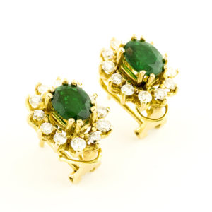 Pareja de pendientes en oro con Esmeraldas talla Oval de 2,36 ct. total y 24 Brillantes de 1,20 ct. (G-H/SI). Certificado IGE.