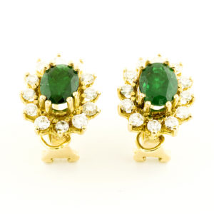 Pareja de pendientes en oro con Esmeraldas talla Oval de 2,36 ct. total y 24 Brillantes de 1,20 ct. (G-H/SI). Certificado IGE.