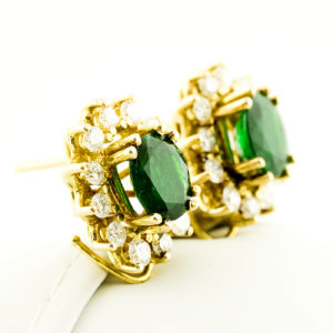 Pareja de pendientes en oro con Esmeraldas talla Oval de 2,36 ct. total y 24 Brillantes de 1,20 ct. (G-H/SI). Certificado IGE.