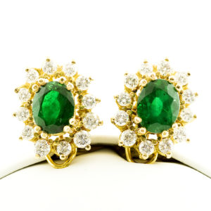 Pareja de pendientes en oro con Esmeraldas talla Oval de 2,36 ct. total y 24 Brillantes de 1,20 ct. (G-H/SI). Certificado IGE.