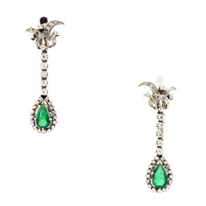 Pareja de Pendientes largos en Oro de 18k con Esmeraldas talla Pera de 1,71 ct y 1,65 ct. y 68 Diamantes Naturales de 1,98 ct. total. Certificado IGE