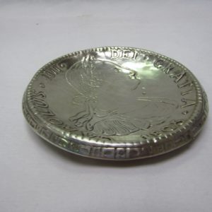 Pareja de platillos representando moneda española de 1805 en plata. España, siglo XX. 205 gr.