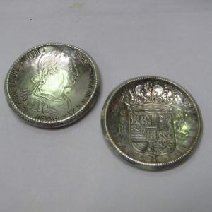 Pareja de platillos representando moneda española de 1805 en plata. España, siglo XX. 205 gr.