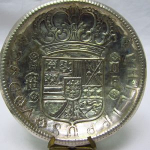 Pareja de platillos representando moneda española de 1805 en plata. España, siglo XX. 205 gr.