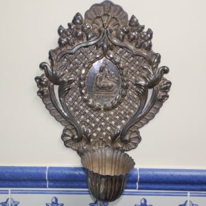 Pareja de Relicarios de Plata para colgar, con Benditera. España. Siglo XIX.