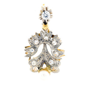 Pendientes antiguos en Oro Blanco de 18k con 20 Diamantes Naturales talla Brillante de 0,45 ct. y dos perlas naturales.
