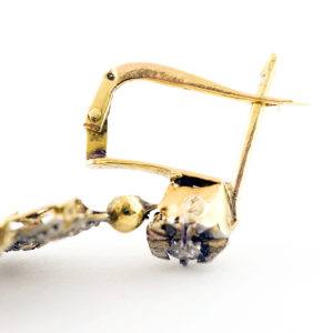 Pendientes antiguos en Oro Blanco de 18k con 20 Diamantes Naturales talla Brillante de 0,45 ct. y dos perlas naturales.
