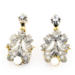 Pendientes antiguos en Oro Blanco de 18k con 20 Diamantes Naturales talla Brillante de 0,45 ct. y dos perlas naturales.