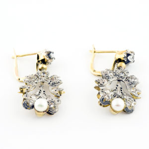 Pendientes antiguos en Oro Blanco de 18k con 20 Diamantes Naturales talla Brillante de 0,45 ct. y dos perlas naturales.
