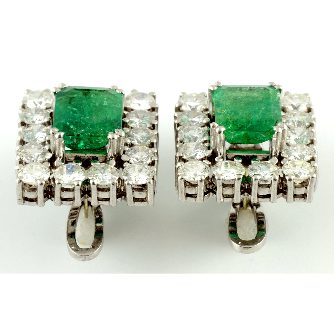 Pendientes de Oro Blanco con Esmeraldas Colombianas de 2,47 cts. y 2,32 cts. y 28 Diamantes talla Brillante de 3,64 ct. (Certificado IGE) Pendientes de Oro Blanco con Esmeraldas Colombianas de 2,47 cts. y 2,32 cts. y 28 Diamantes talla Brillante de 3,64 ct. (Certificado IGE)