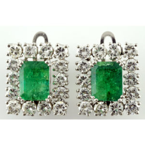 Pendientes de Oro Blanco con Esmeraldas Colombianas de 2,47 cts. y 2,32 cts. y 28 Diamantes talla Brillante de 3,64 ct. (Certificado IGE)