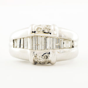 Pendientes en Oro blanco con 30 Diamantes talla Baguette y 16 talla Brillante de 2,0 ct. Color, G-H. Pureza, SI1.