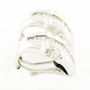 Pendientes en Oro blanco con 30 Diamantes talla Baguette y 16 talla Brillante de 2,0 ct. Color, G-H. Pureza, SI1.