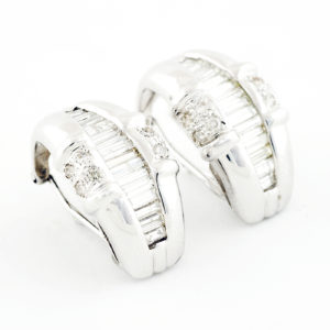 Pendientes en Oro blanco con 30 Diamantes talla Baguette y 16 talla Brillante de 2,0 ct. Color, G-H. Pureza, SI1.