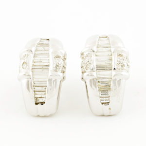 Pendientes en Oro blanco con 30 Diamantes talla Baguette y 16 talla Brillante de 2,0 ct. Color, G-H. Pureza, SI1.