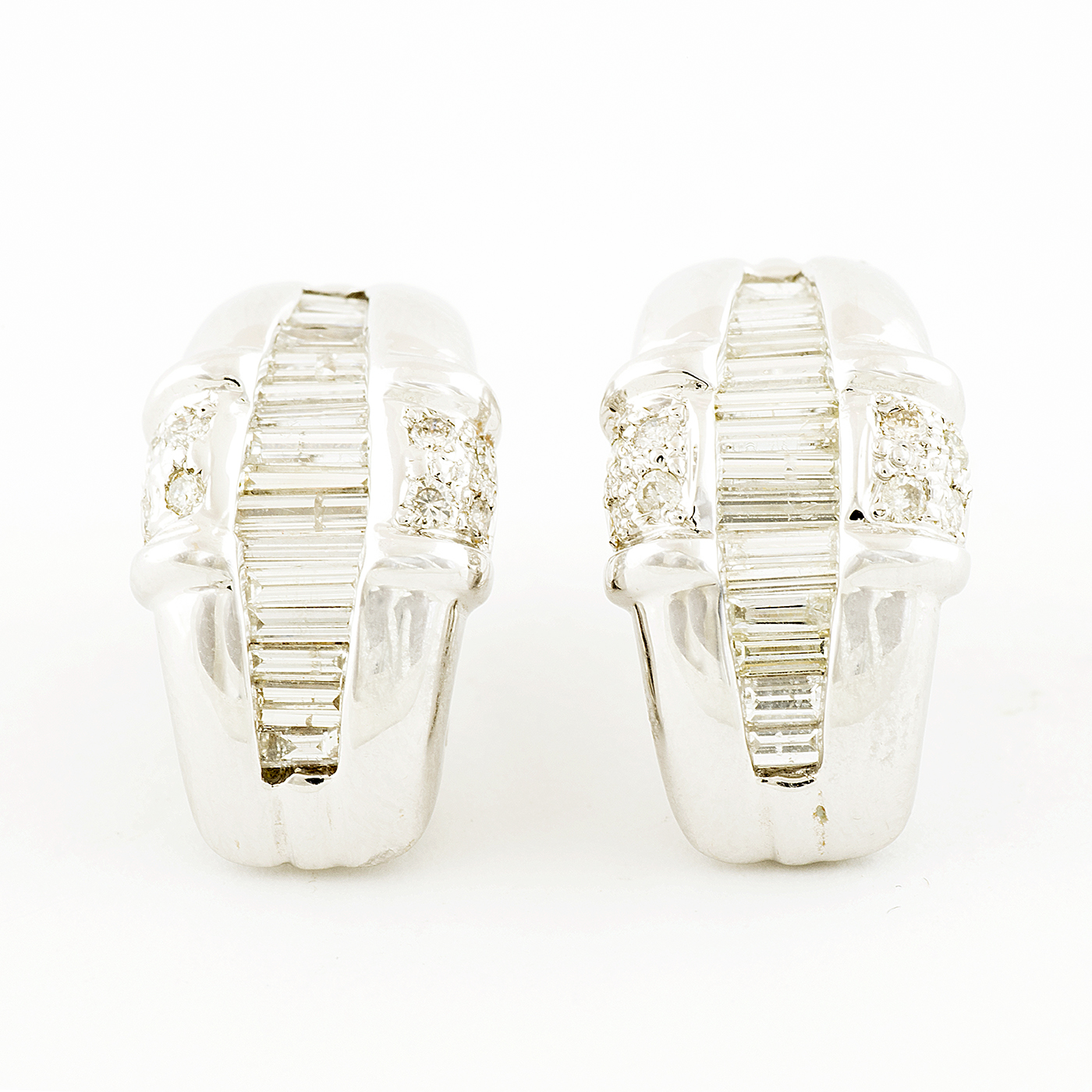 Pendientes en Oro blanco con 30 Diamantes talla Baguette y 16 talla Brillante de 2,0 ct. Color, G-H. Pureza, SI1.