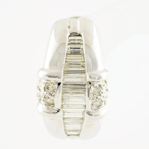 Pendientes en Oro blanco con 30 Diamantes talla Baguette y 16 talla Brillante de 2,0 ct. Color, G-H. Pureza, SI1.