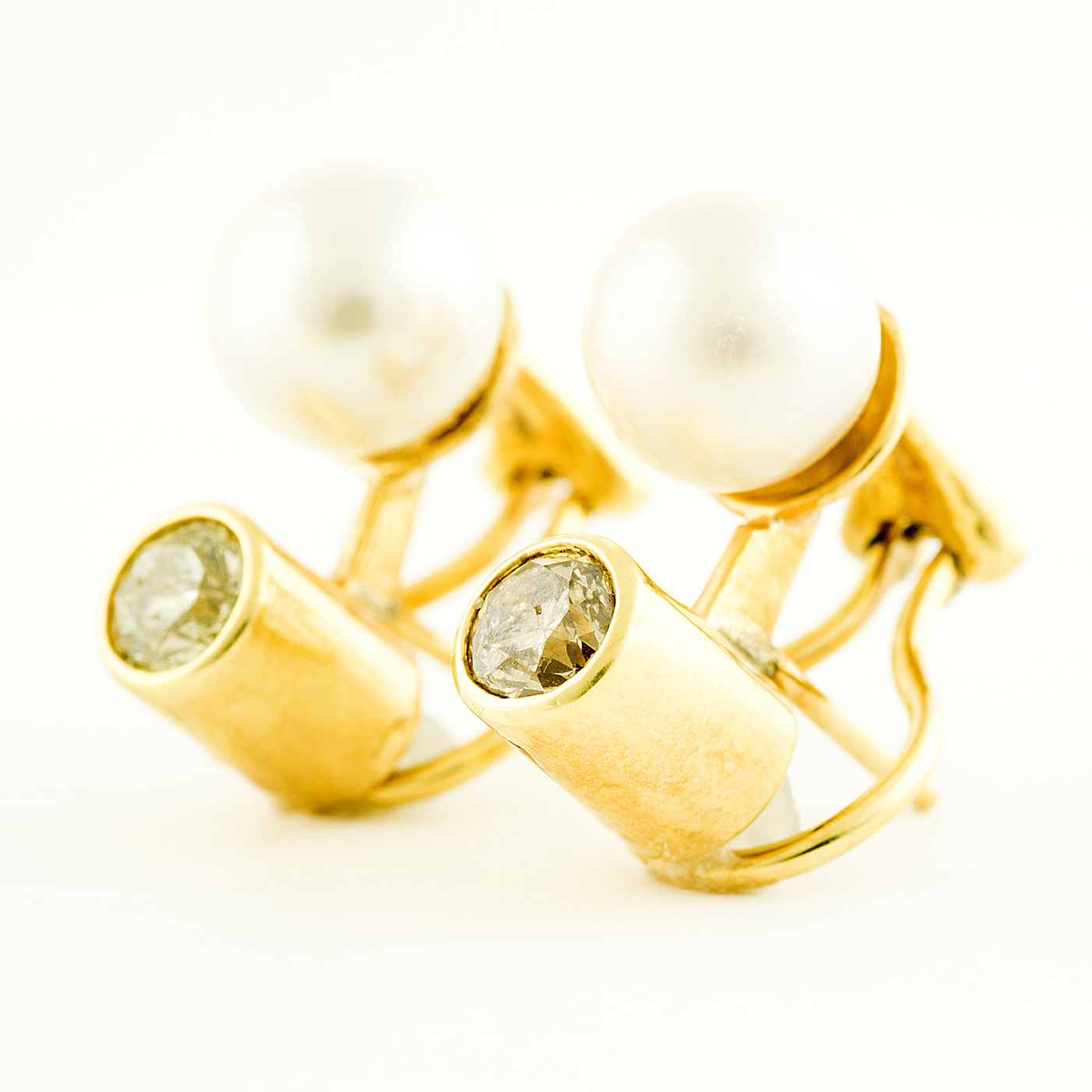 Pendientes en oro con diamantes 1 ct y Perlas de agua salada 10 mm Pendientes en oro con diamantes 1 ct y Perlas de agua salada 10 mm
