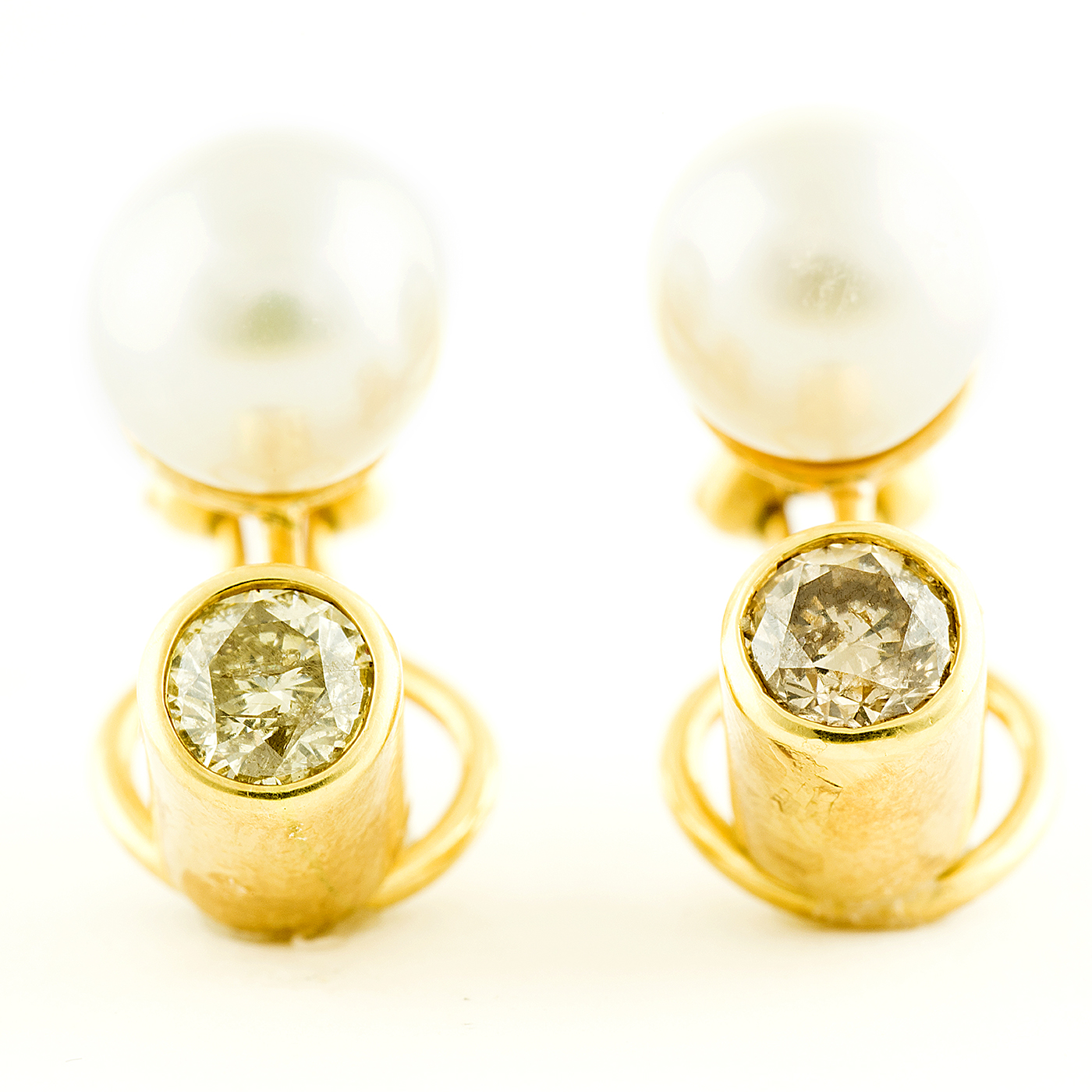 Pendientes en oro con diamantes 1 ct y Perlas de agua salada 10 mm Pendientes en oro con diamantes 1 ct y Perlas de agua salada 10 mm