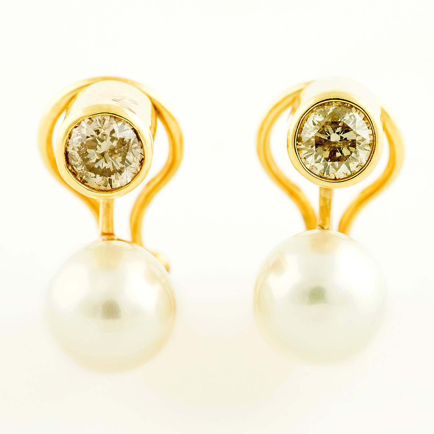 Gold earrings with 1 ct diamonds and 10 mm saltwater pearls