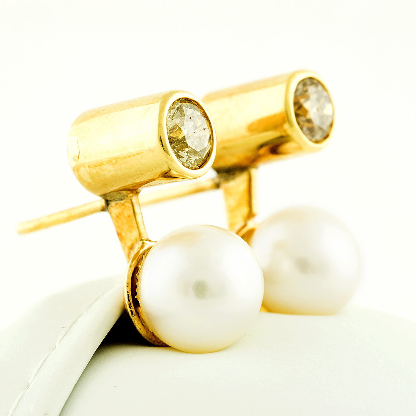 Pendientes en oro con diamantes 1 ct y Perlas de agua salada 10 mm Pendientes en oro con diamantes 1 ct y Perlas de agua salada 10 mm