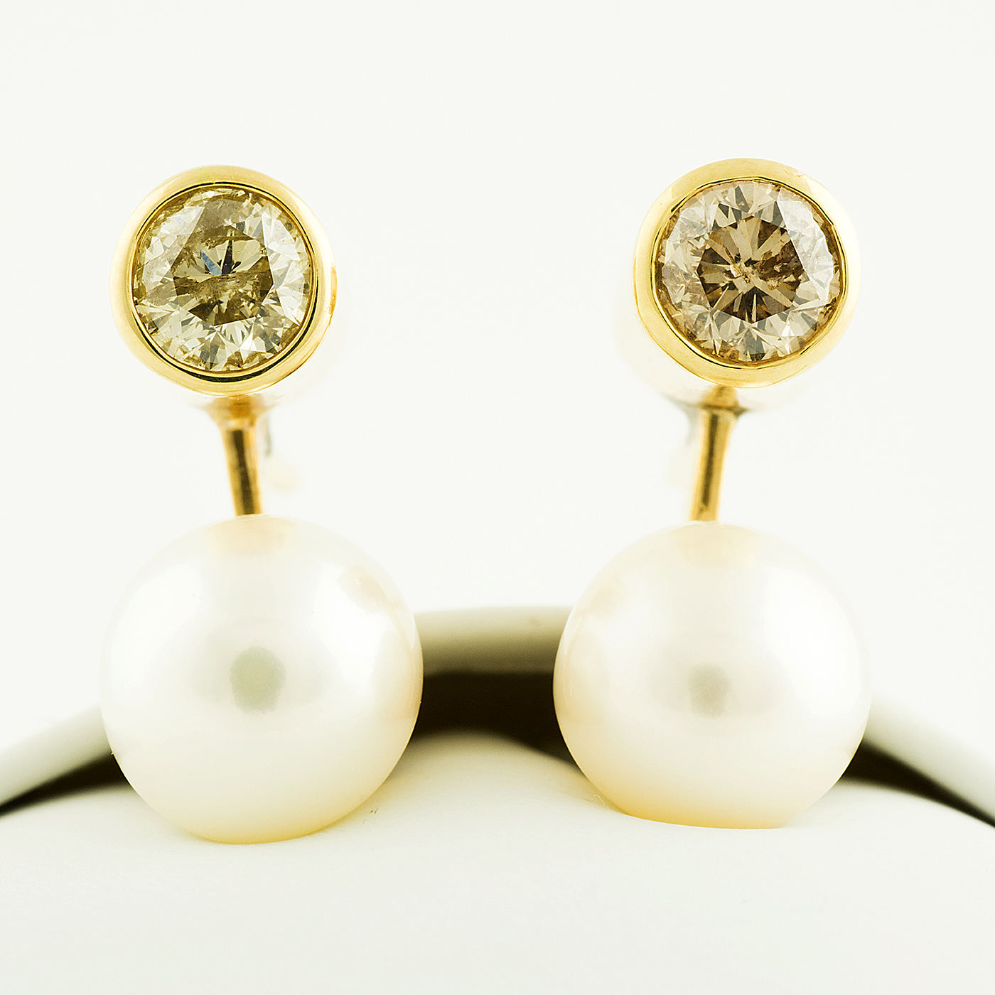 Pendientes en oro con diamantes 1 ct y Perlas de agua salada 10 mm Pendientes en oro con diamantes 1 ct y Perlas de agua salada 10 mm