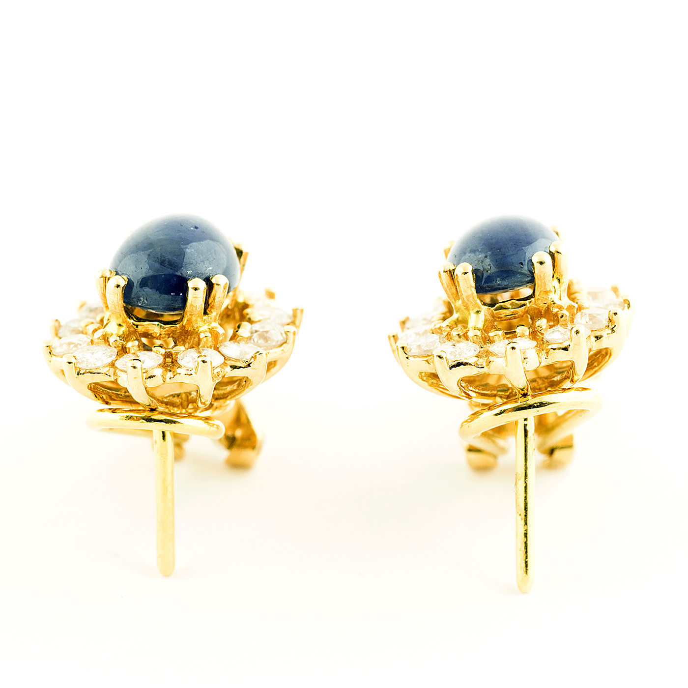Pendientes en Oro de 18k. con Zafiros de 2,05 ct y 1,53 ct talla Oval Cabochon (VB/A) y 38 Diamantes talla Brillante de 1,71 ct (I-J/I). Certificado IGE. Pendientes en Oro de 18k. con Zafiros de 2,05 ct y 1,53 ct talla Oval Cabochon (VB/A) y 38 Diamantes talla Brillante de 1,71 ct (I-J/I). Certificado IGE.