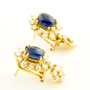 Pendientes en Oro de 18k. con Zafiros de 2,05 ct y 1,53 ct talla Oval Cabochon (VB/A) y 38 Diamantes talla Brillante de 1,71 ct (I-J/I). Certificado IGE.