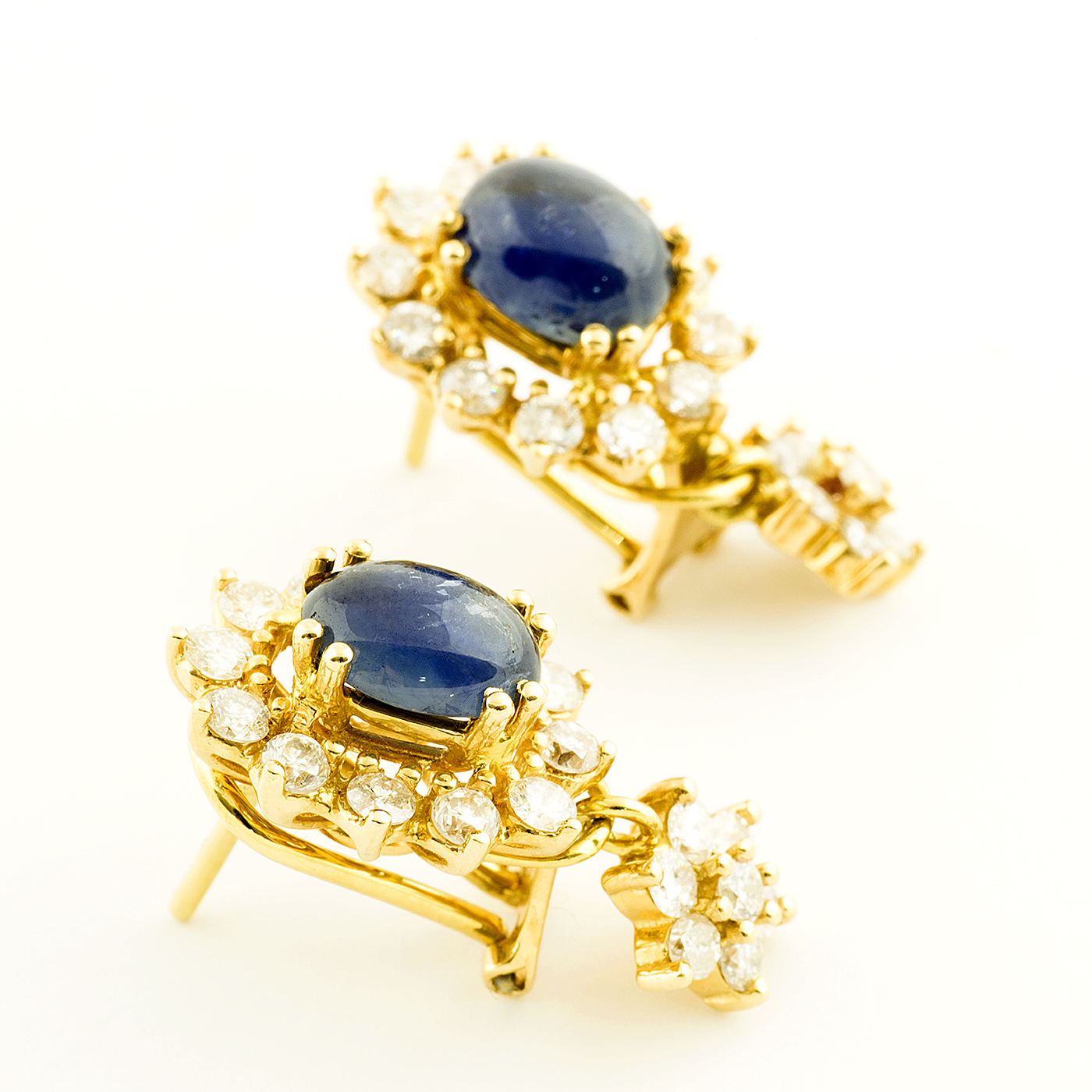 Pendientes en Oro de 18k. con Zafiros de 2,05 ct y 1,53 ct talla Oval Cabochon (VB/A) y 38 Diamantes talla Brillante de 1,71 ct (I-J/I). Certificado IGE. Pendientes en Oro de 18k. con Zafiros de 2,05 ct y 1,53 ct talla Oval Cabochon (VB/A) y 38 Diamantes talla Brillante de 1,71 ct (I-J/I). Certificado IGE.