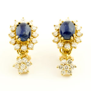 Pendientes en Oro de 18k. con Zafiros de 2,05 ct y 1,53 ct talla Oval Cabochon (VB/A) y 38 Diamantes talla Brillante de 1,71 ct (I-J/I). Certificado IGE.