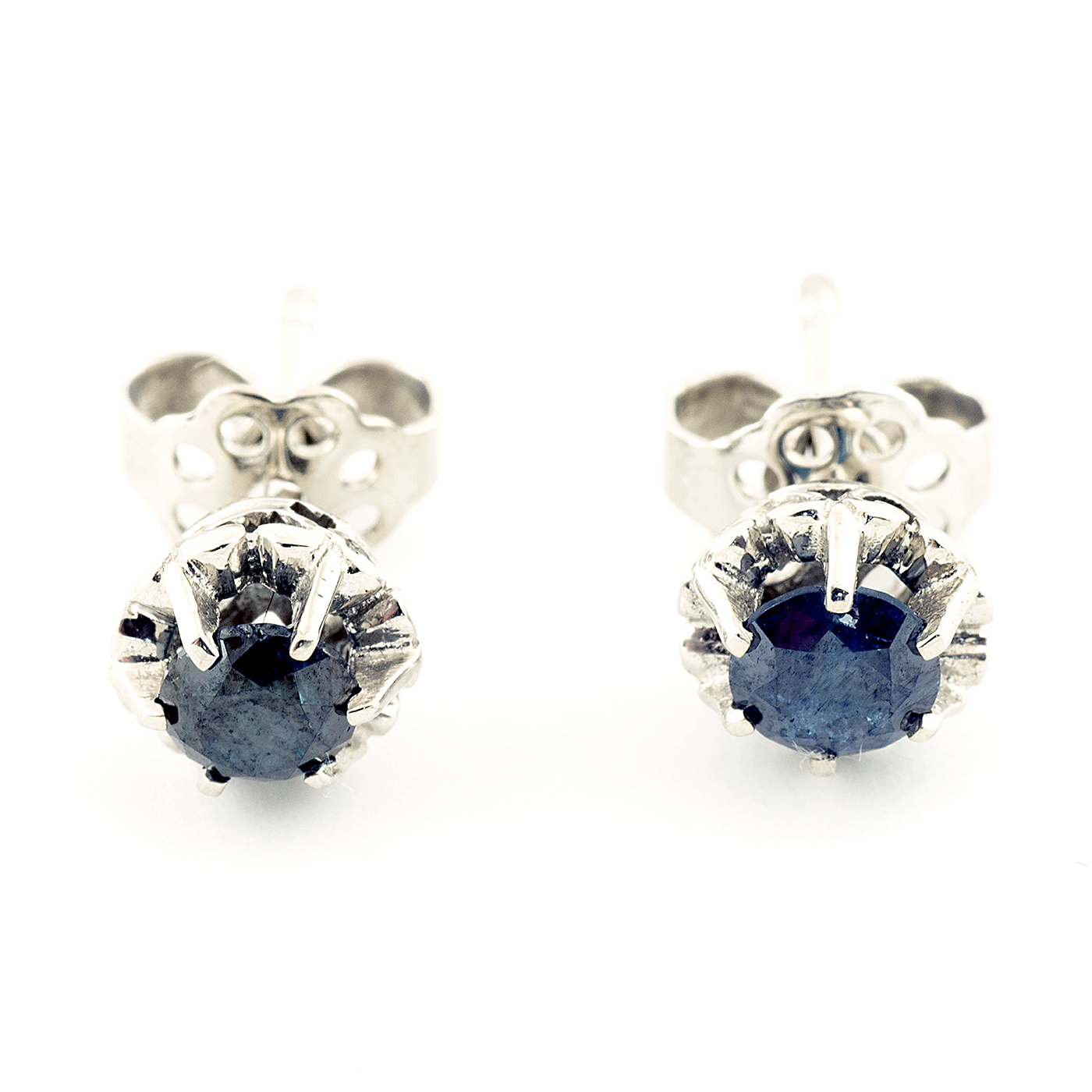 Pendientes tipo dormilona en Oro Blanco de 18k con dos Diamantes naturales talla brillante, de 0,86 ct. Color: Fancy Blue. Claridad: SI2. 2,45 gr.