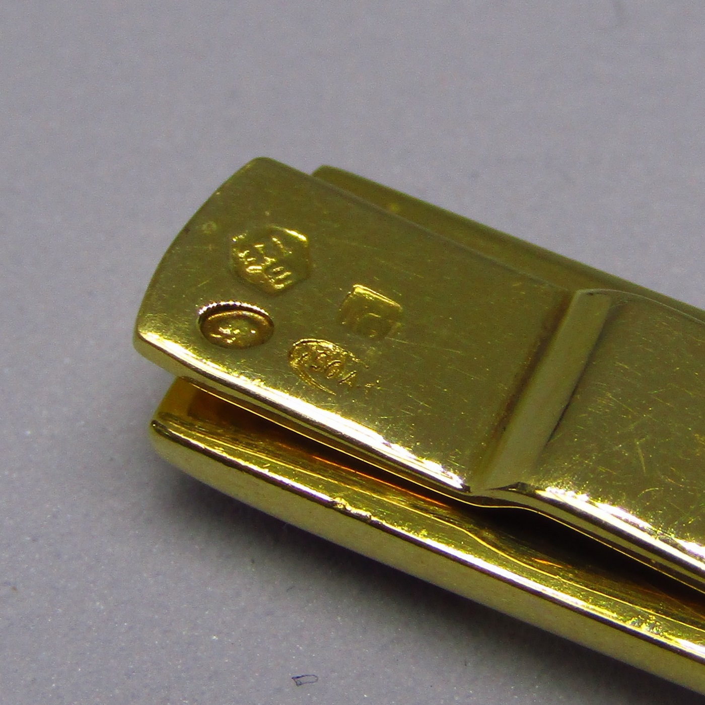 Pisacorbata en Oro de 18k con incrustaciones de nácar y esmalte. Pisacorbata en Oro de 18k con incrustaciones de nácar y esmalte.