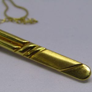 Pisacorbata en Oro de 18k, liso y matizado.