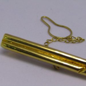 Pisacorbata en Oro de 18k, liso y matizado.