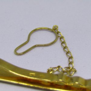 Pisacorbata en Oro de 18k, liso y matizado.