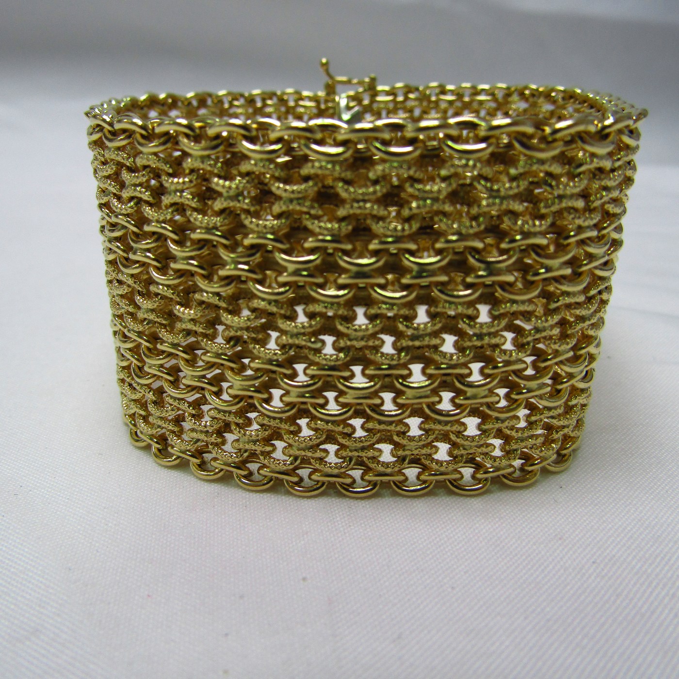 Pulsera ancha de Oro de 18k. a modo de malla textil. Pulsera ancha de Oro de 18k. a modo de malla textil.