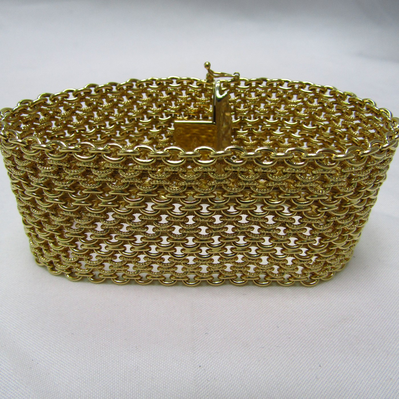 Pulsera ancha de Oro de 18k. a modo de malla textil. Pulsera ancha de Oro de 18k. a modo de malla textil.