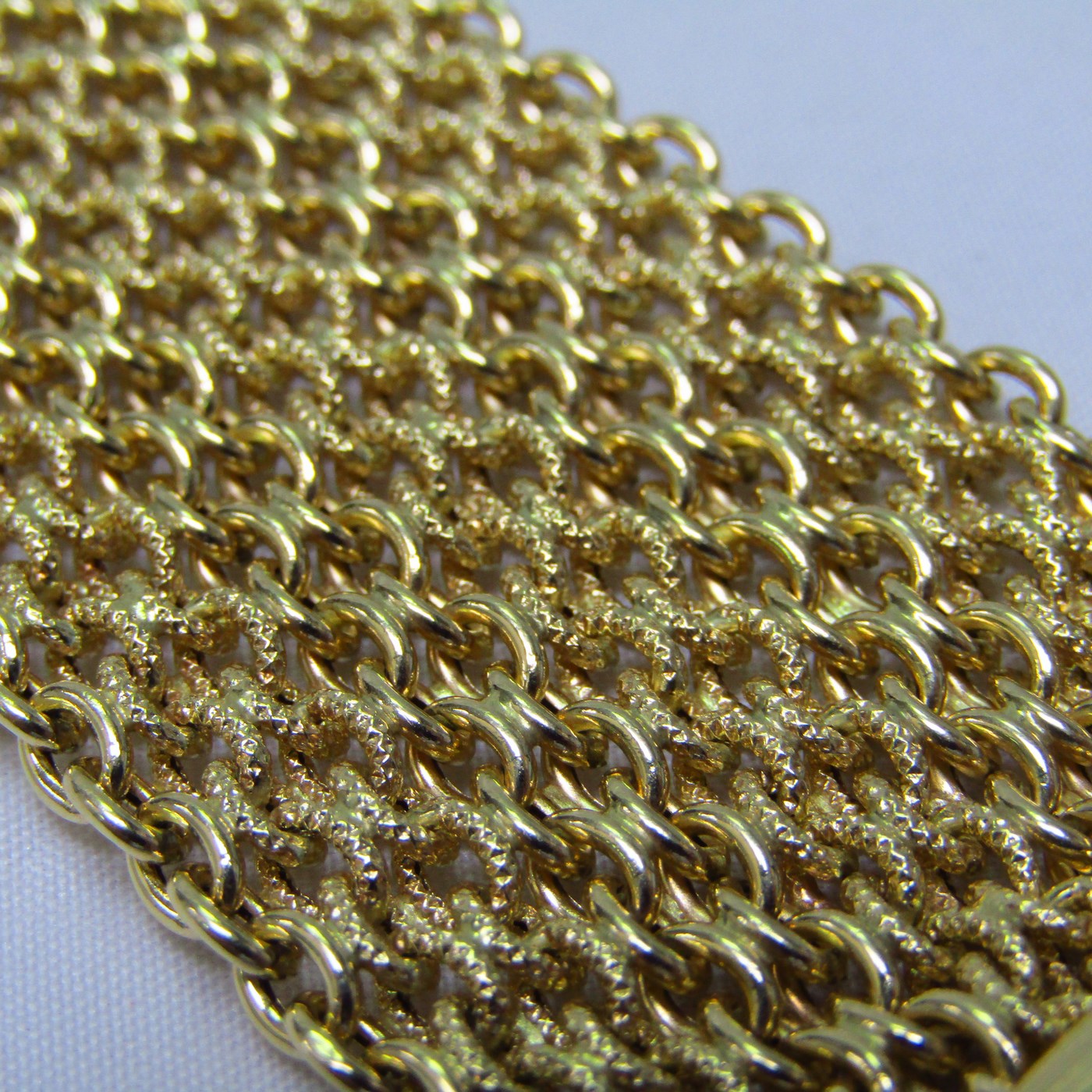 Pulsera ancha de Oro de 18k. a modo de malla textil. Pulsera ancha de Oro de 18k. a modo de malla textil.