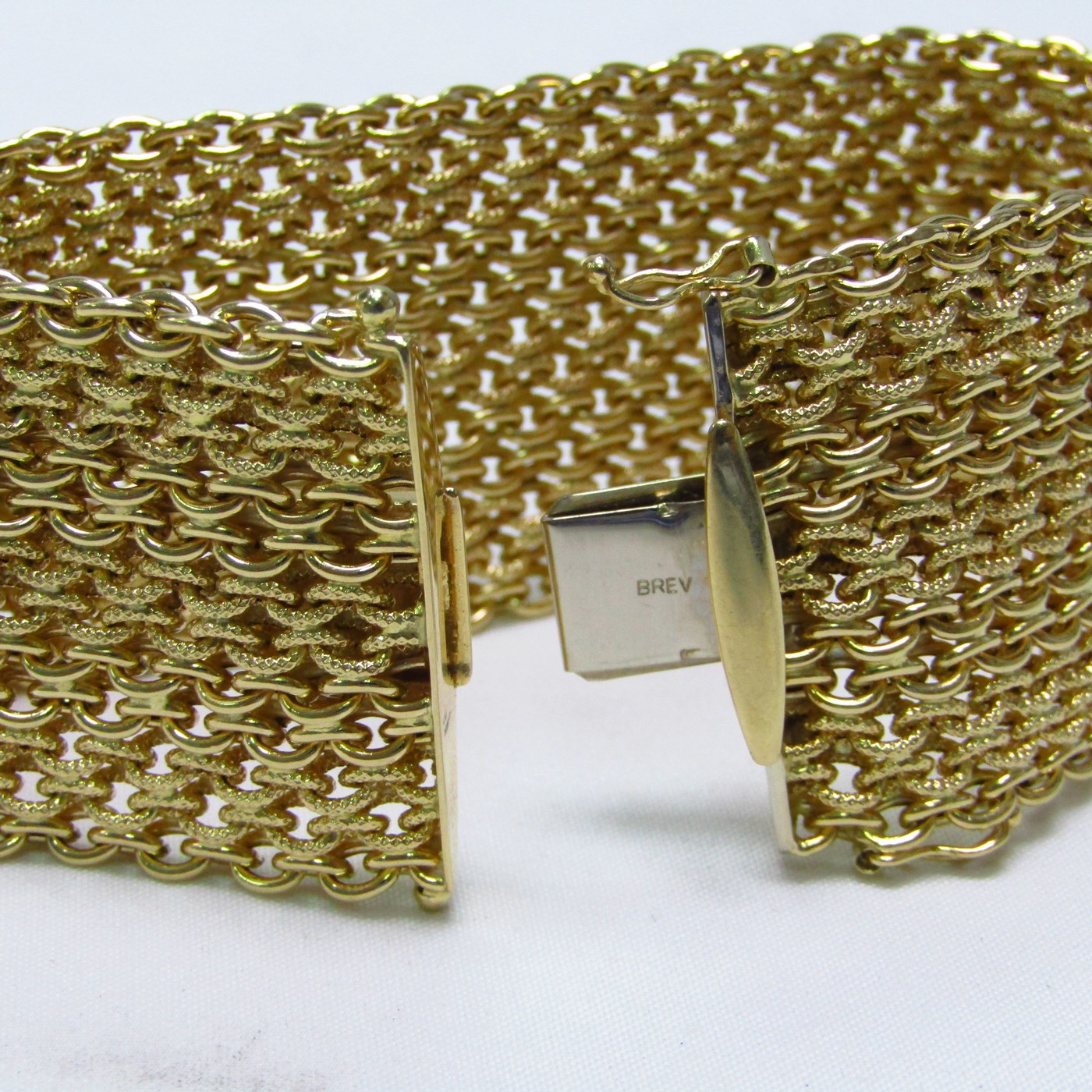 Pulsera ancha de Oro de 18k. a modo de malla textil. Pulsera ancha de Oro de 18k. a modo de malla textil.