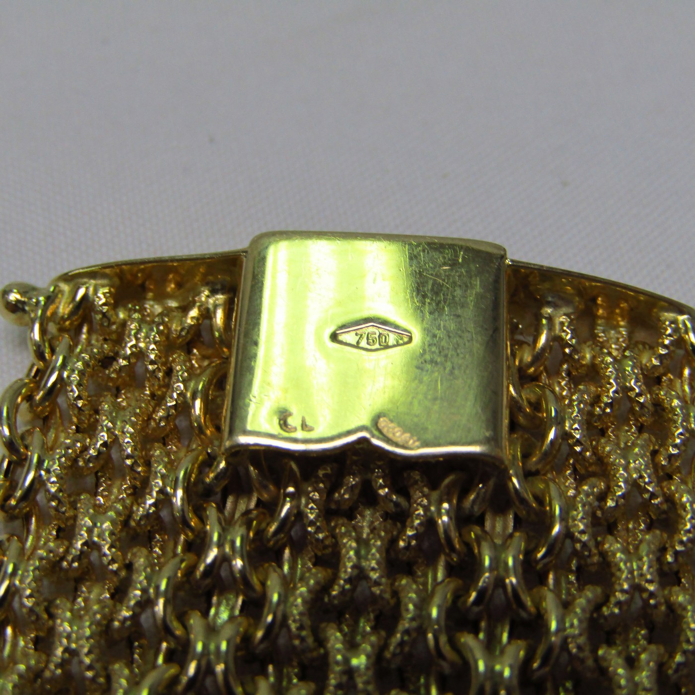 Pulsera ancha de Oro de 18k. a modo de malla textil. Pulsera ancha de Oro de 18k. a modo de malla textil.