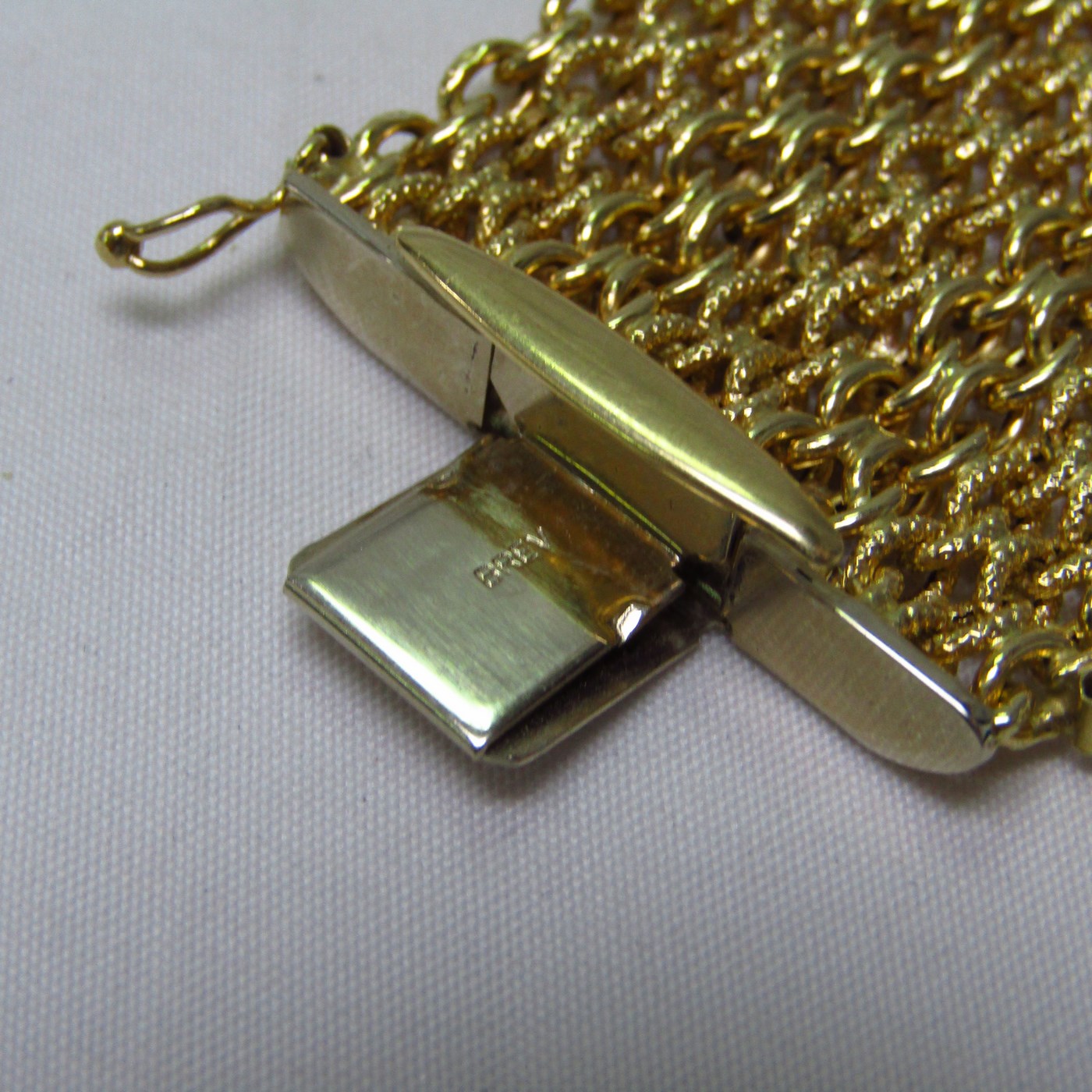 Pulsera ancha de Oro de 18k. a modo de malla textil. Pulsera ancha de Oro de 18k. a modo de malla textil.