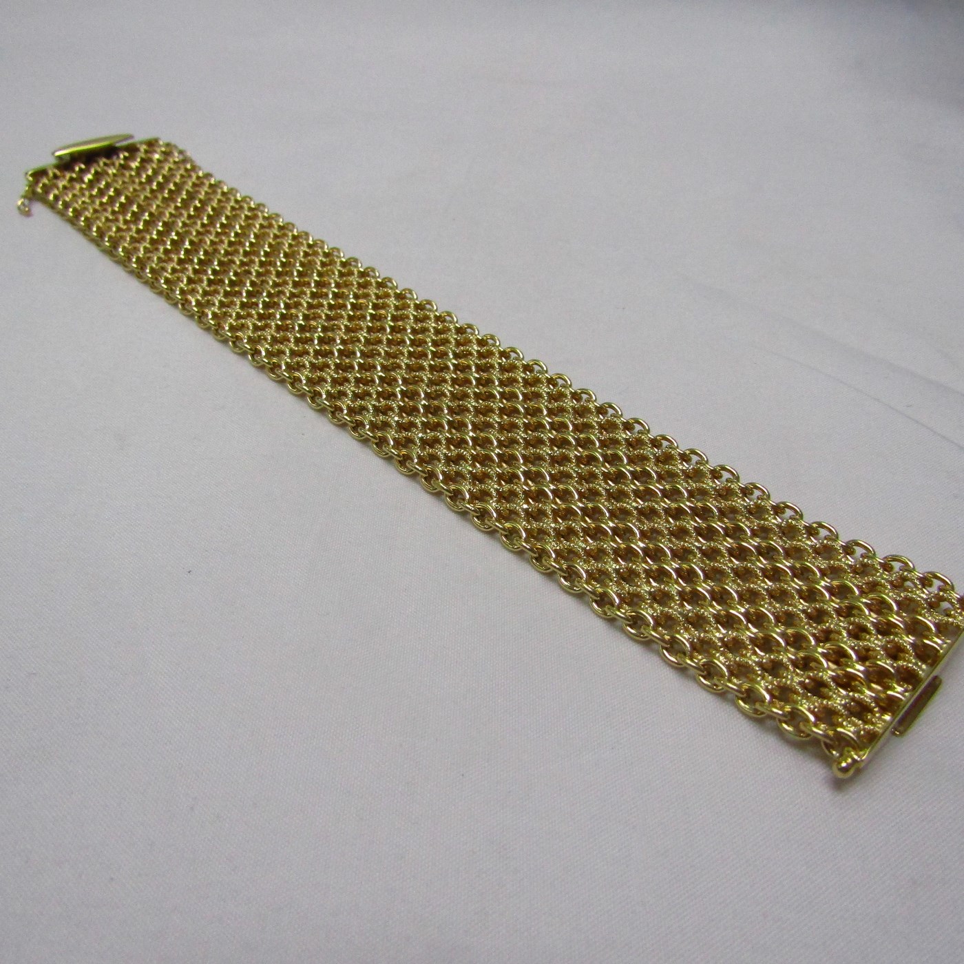 Pulsera ancha de Oro de 18k. a modo de malla textil. Pulsera ancha de Oro de 18k. a modo de malla textil.
