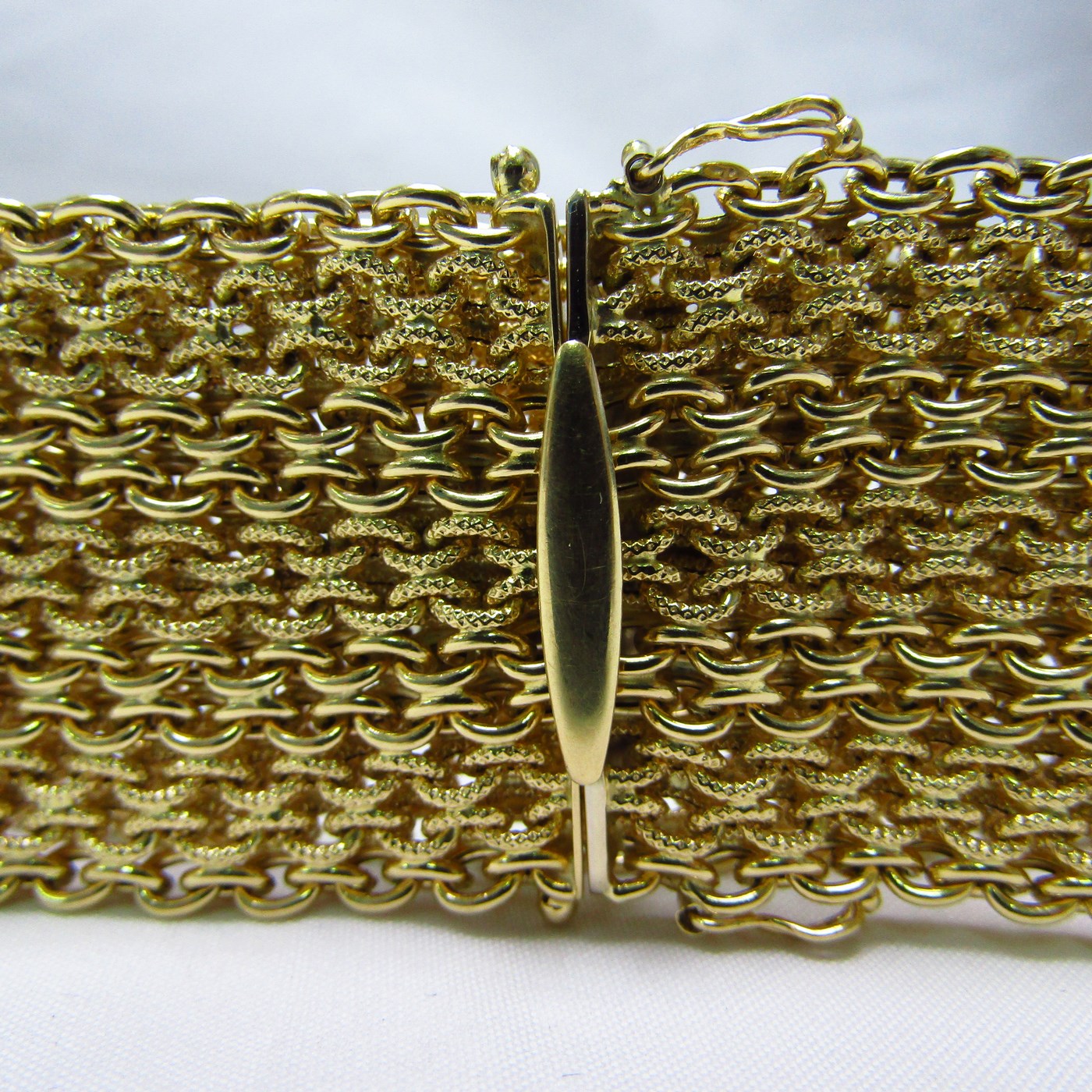 Pulsera ancha de Oro de 18k. a modo de malla textil. Pulsera ancha de Oro de 18k. a modo de malla textil.