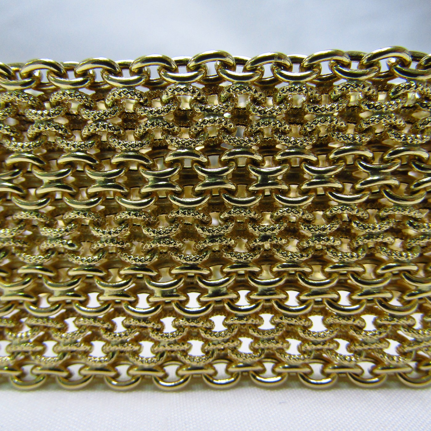 Pulsera ancha de Oro de 18k. a modo de malla textil. Pulsera ancha de Oro de 18k. a modo de malla textil.