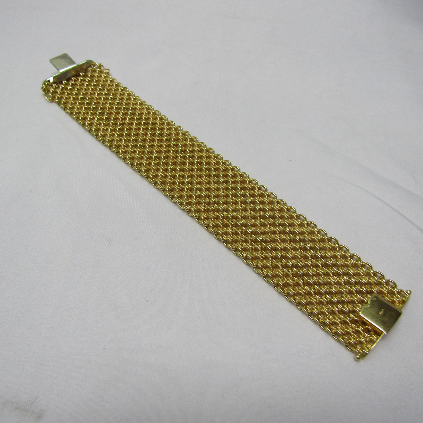 Pulsera ancha de Oro de 18k. a modo de malla textil. Pulsera ancha de Oro de 18k. a modo de malla textil.